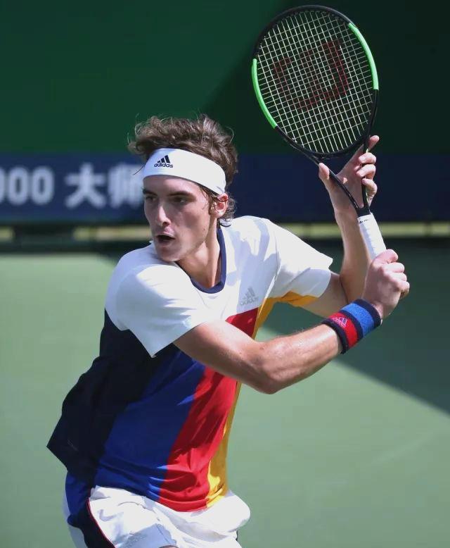 法国网球队强势英国网球队，西西帕斯完成帽子戏法