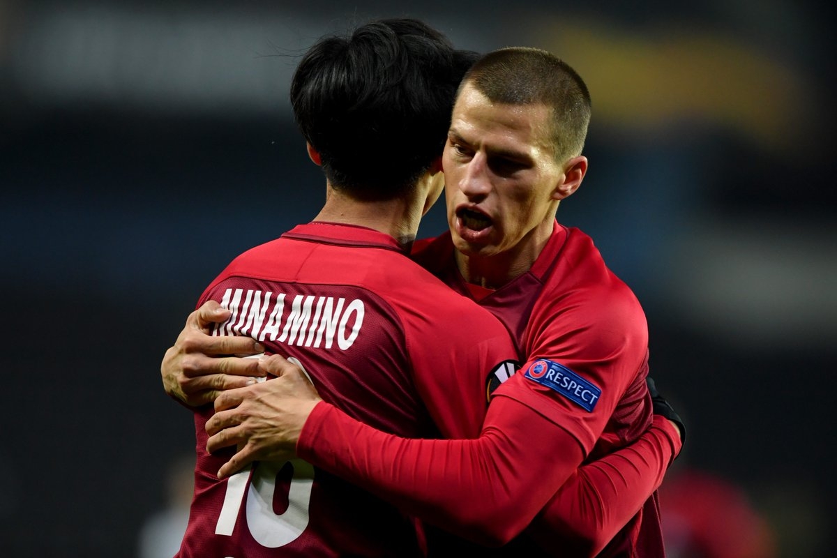 关于阿森纳爆冷里昂，罗本完成帽子戏法的信息