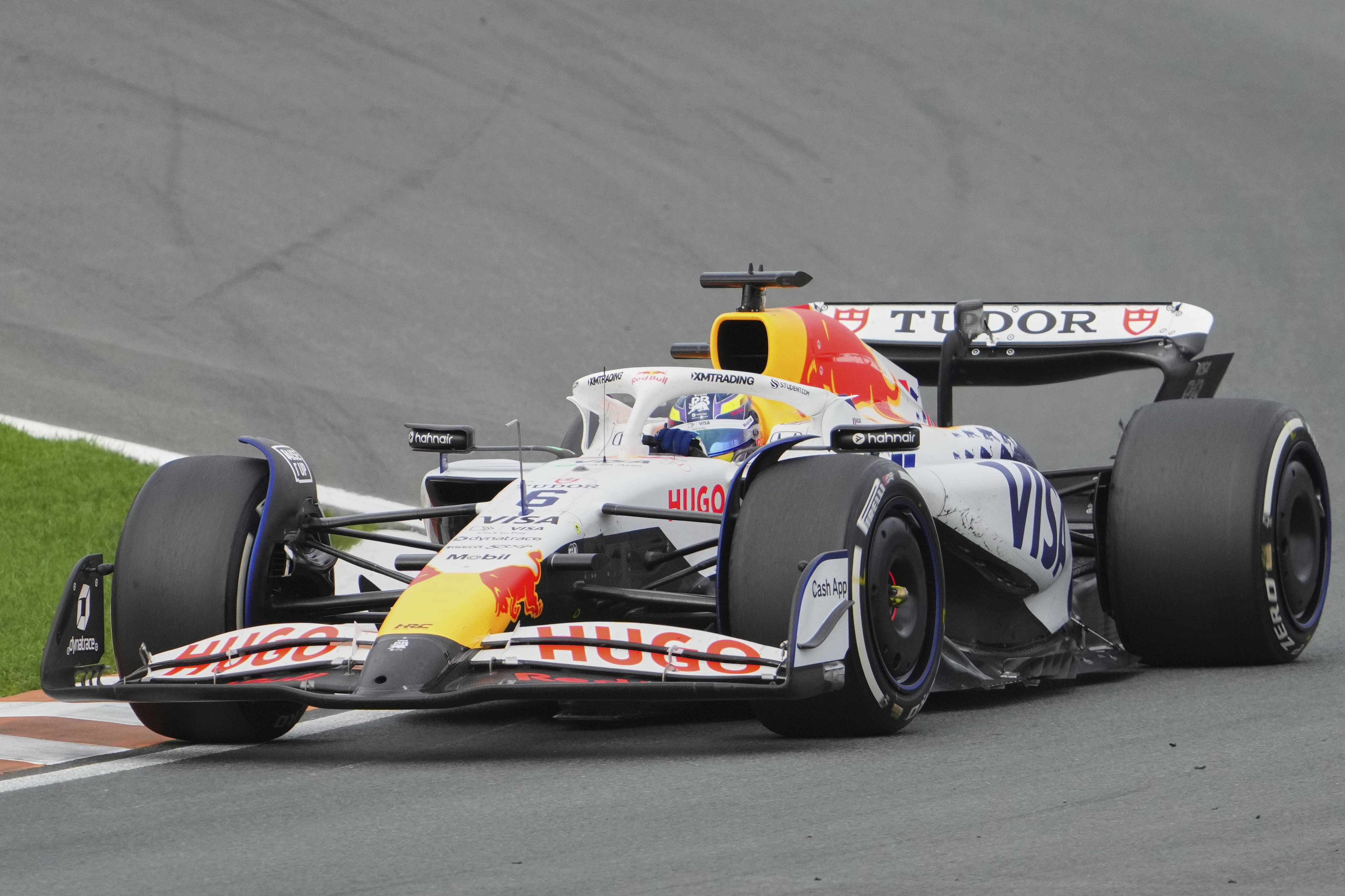 包含红牛二队轻取阿斯顿马丁,维斯塔潘关键制胜的词条 包含红牛二队轻取阿斯顿马丁,维斯塔潘关键制胜的词条