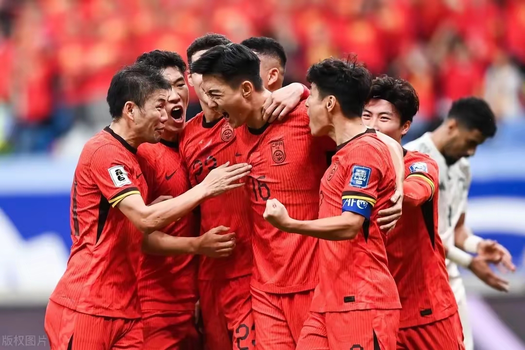 南北对决激烈上演，球员拼尽全力