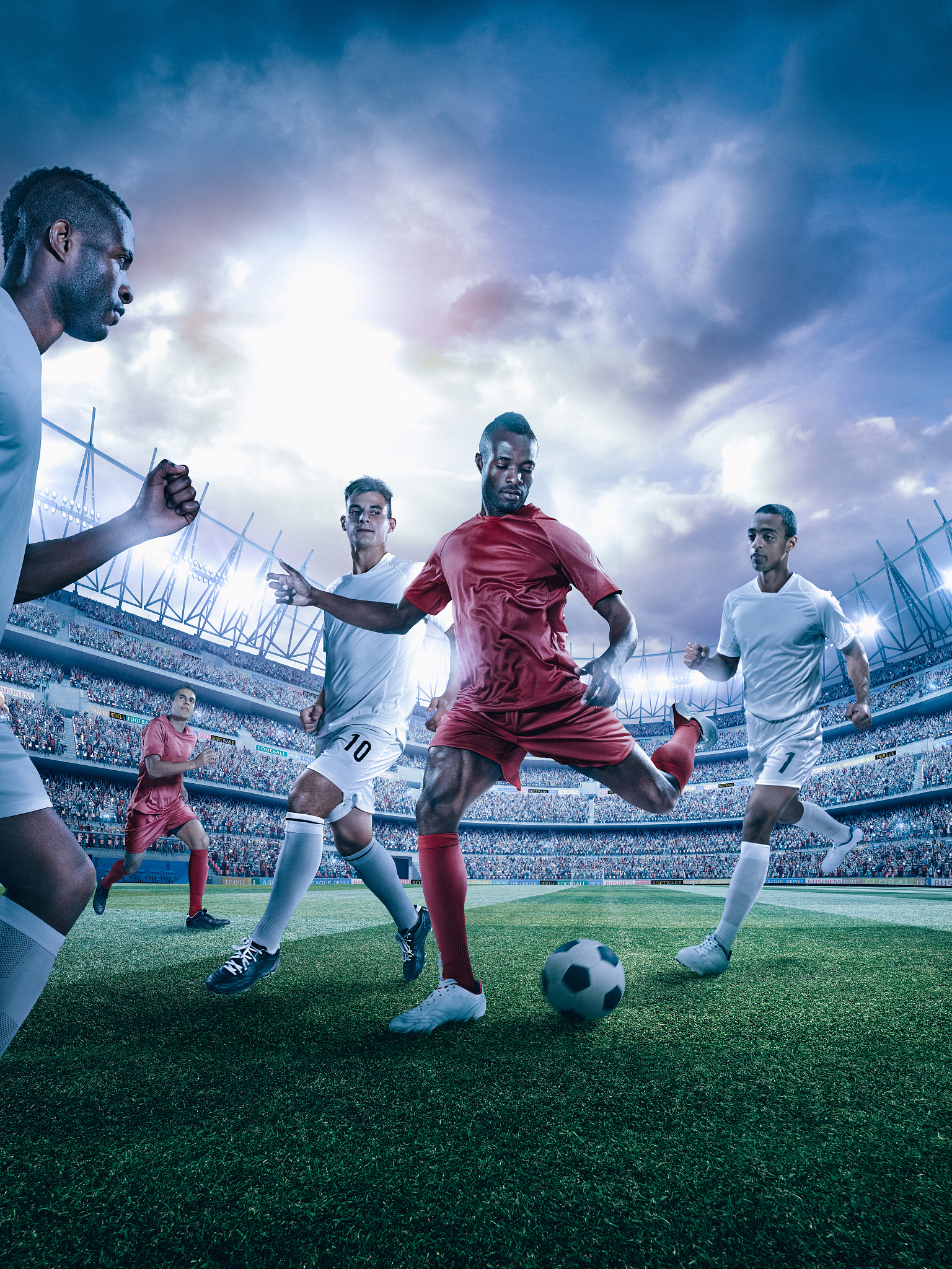 足球巨星们纷纷亮相，球场上精彩纷呈的简单介绍