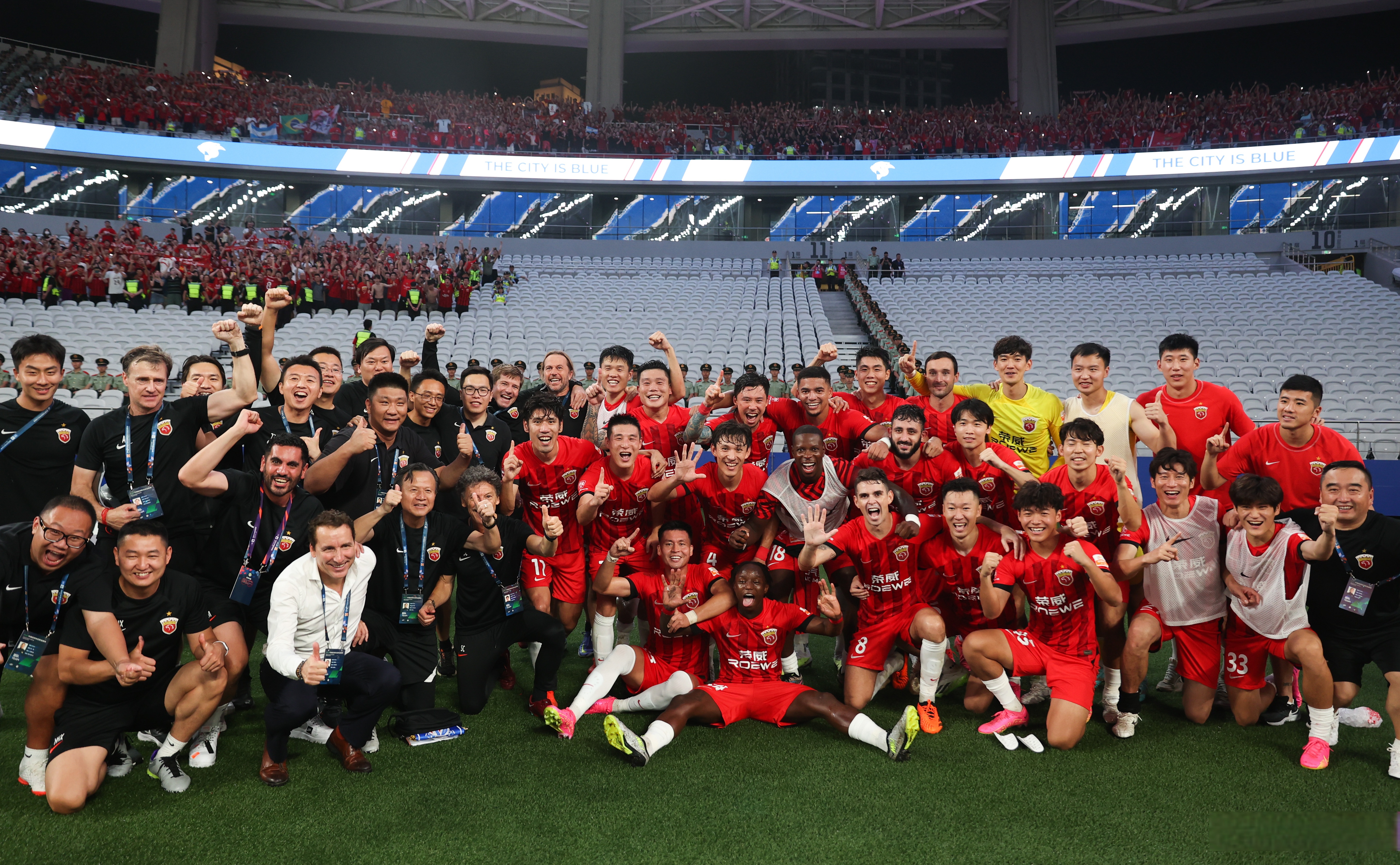 足球巨星们纷纷亮相，球场上精彩纷呈的简单介绍