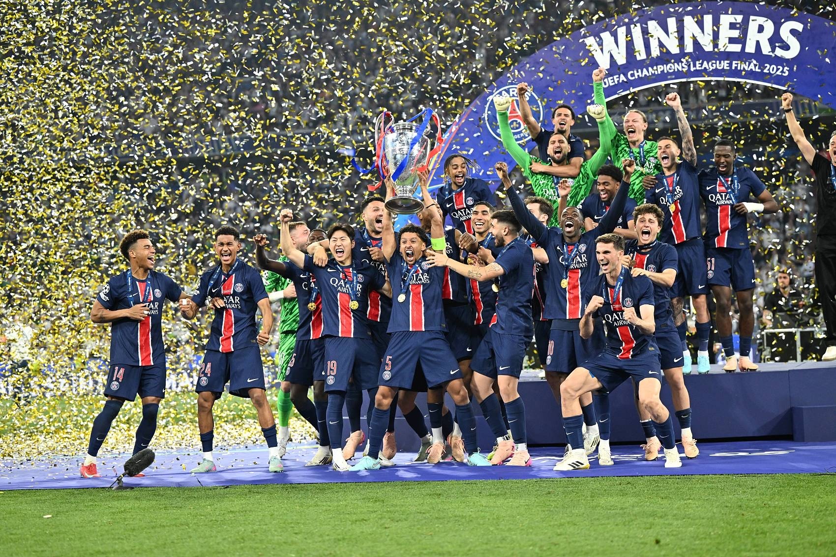 包含巴黎圣日耳曼遭遇不敌，榜首位置动摇的词条