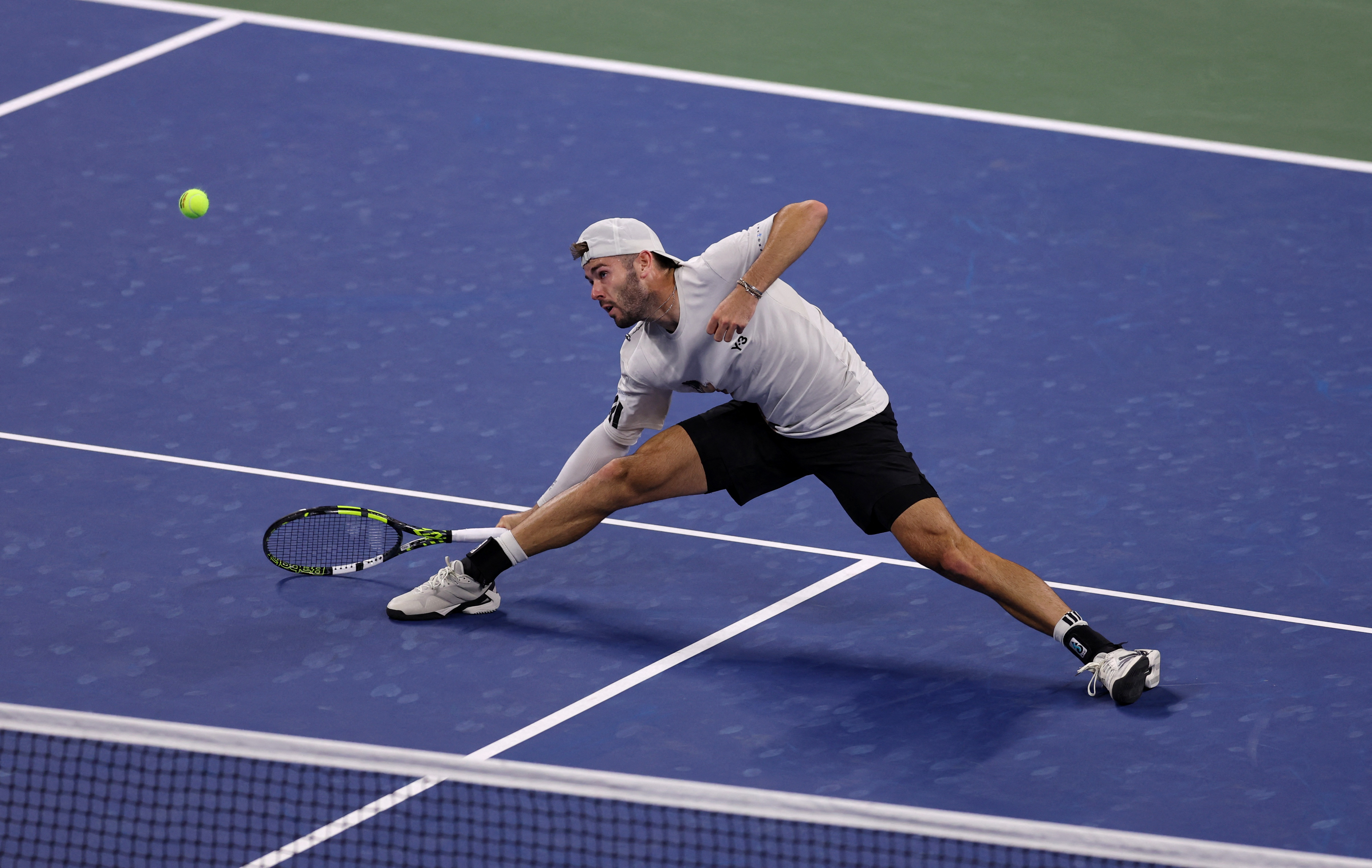 包含美网险胜澳网，兹维列夫统治全场的词条