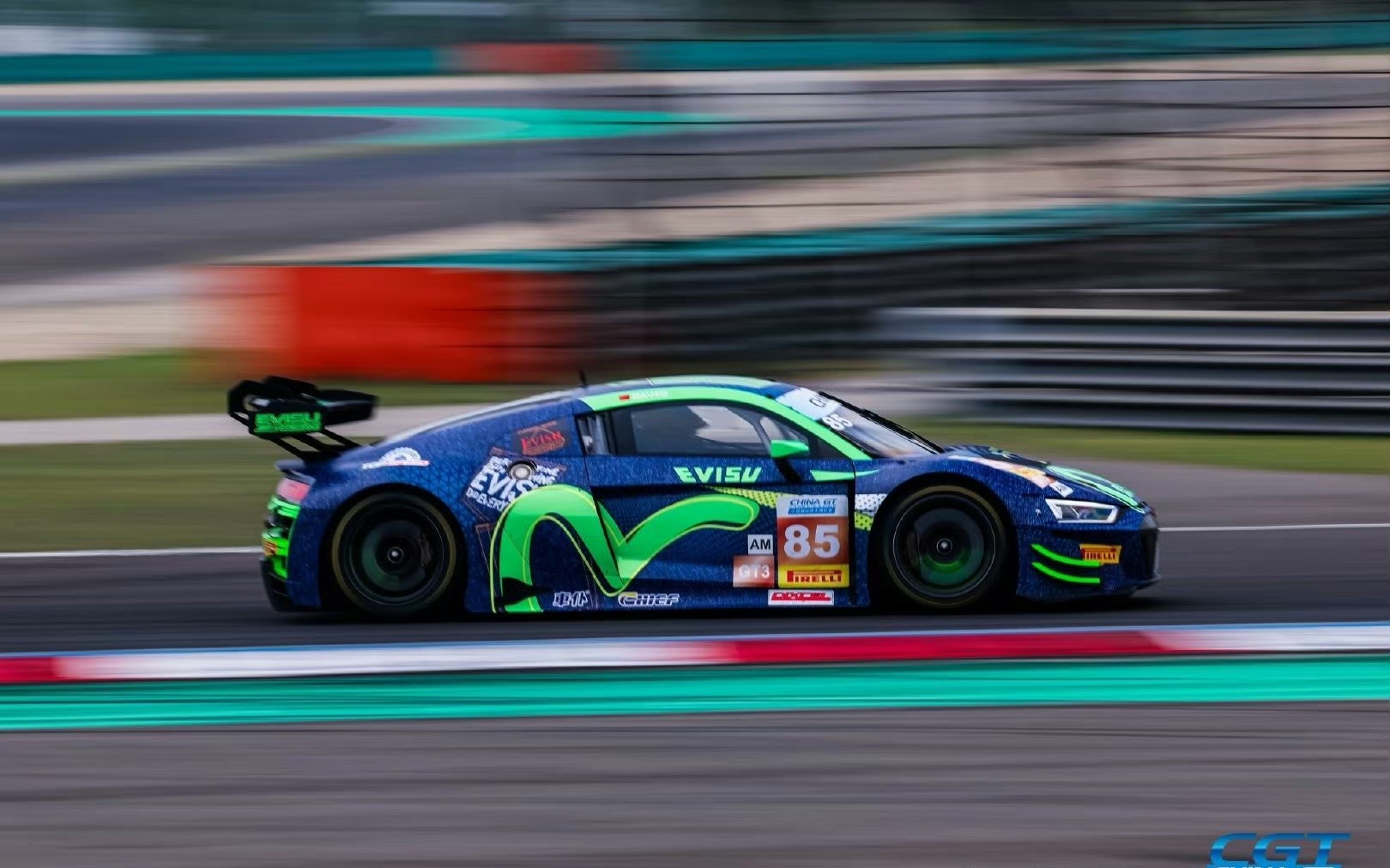 阿斯顿马丁鏖战红牛车队，拉塞尔统治全场的简单介绍