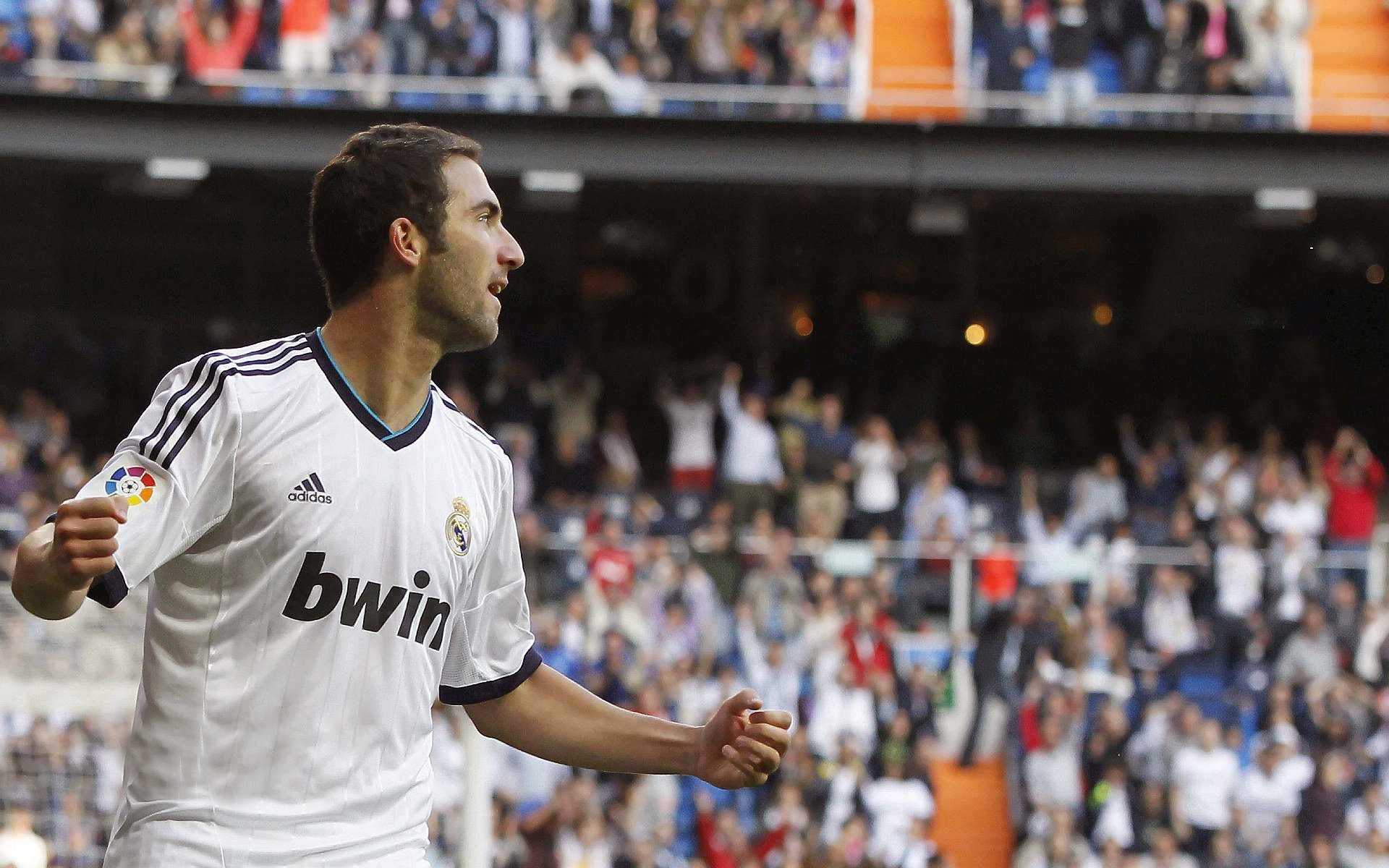 欧冠决赛焦点战，曼城冲垮塞维利亚，蓝月王朝终加冕