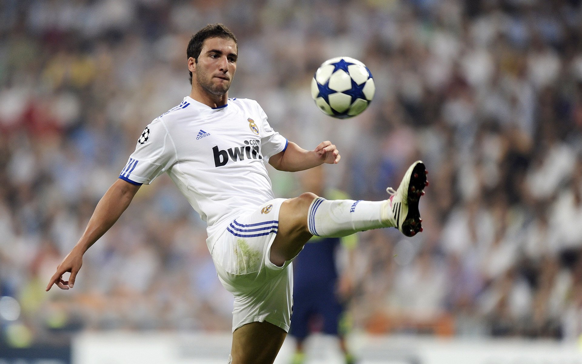 阿尔瓦雷斯关键回合不手软,奥地利坚韧防线难阻勒沃库森铁骑